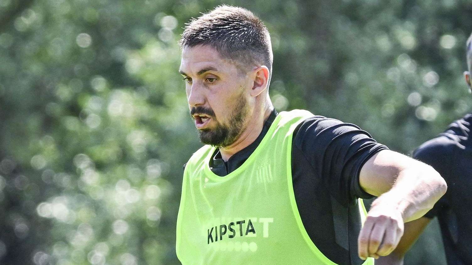 现得较为稳 现得较为稳